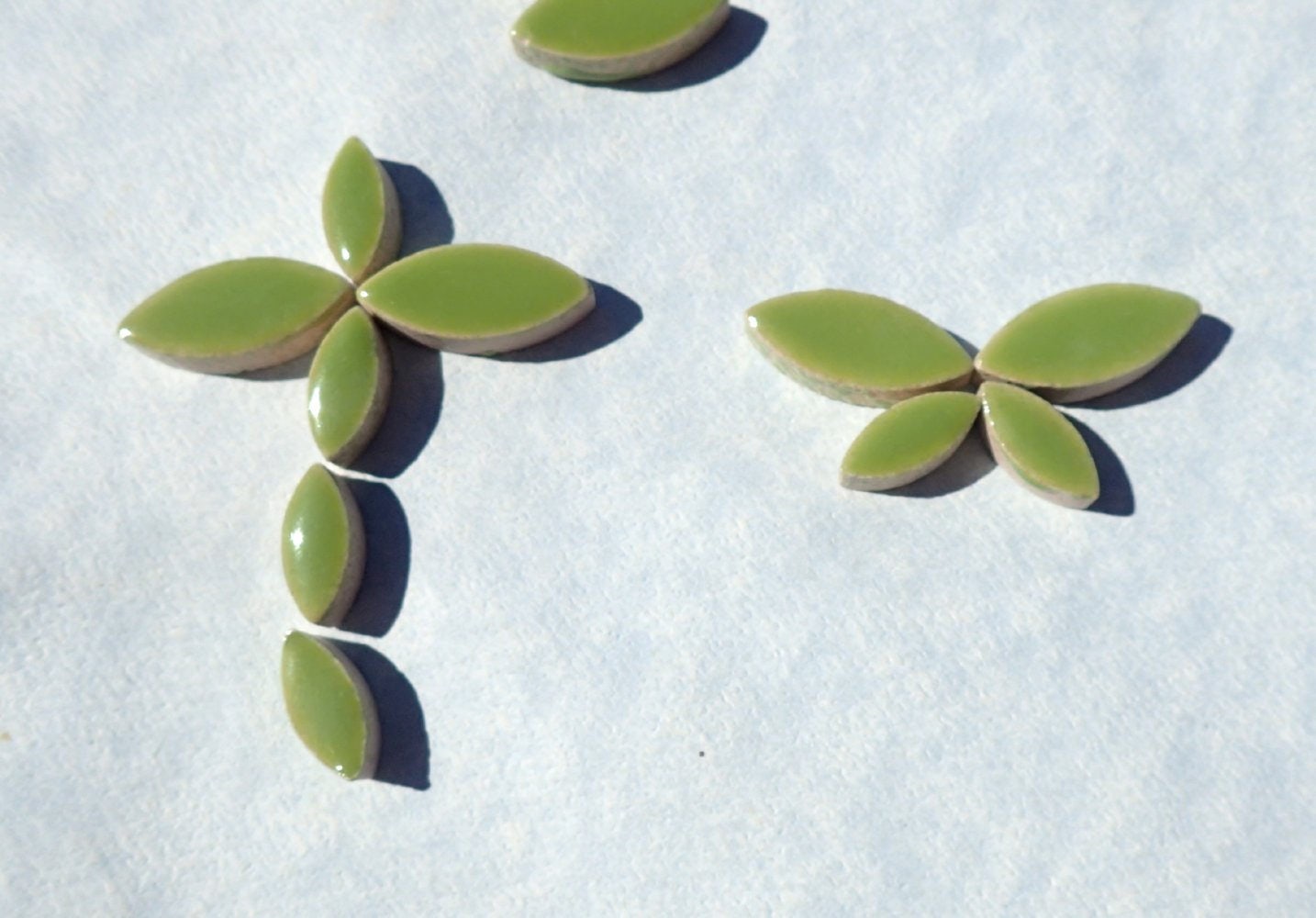 Kiwi Green Petals Mosaic Tiles - 50g Ceramic Leaves in Mix of 2 Sizes 1/2" and 3/4"