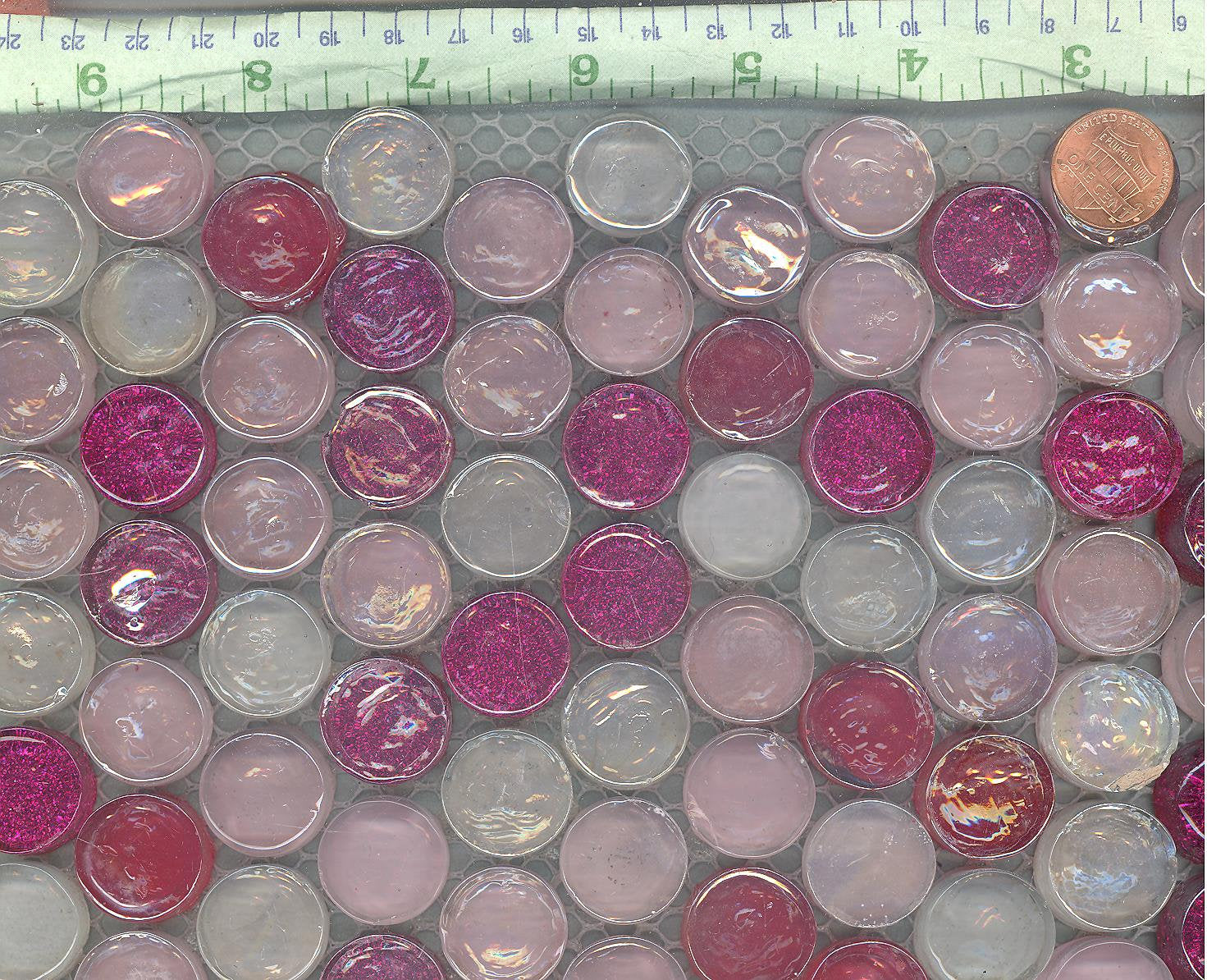 Pretty in Pink Glass Tiles - 25 Tiles in Shades of Shabby Pink - Some Glitter - 2 cm - Crystal Penny Rounds
