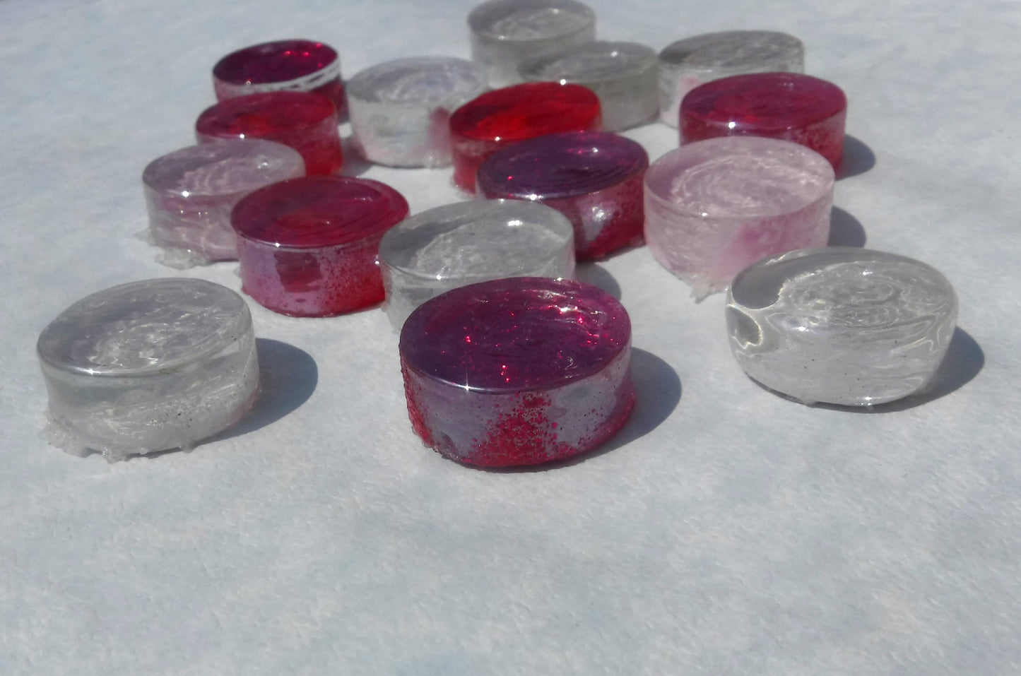 Pretty in Pink Glass Tiles - 25 Tiles in Shades of Shabby Pink - Some Glitter - 2 cm - Crystal Penny Rounds