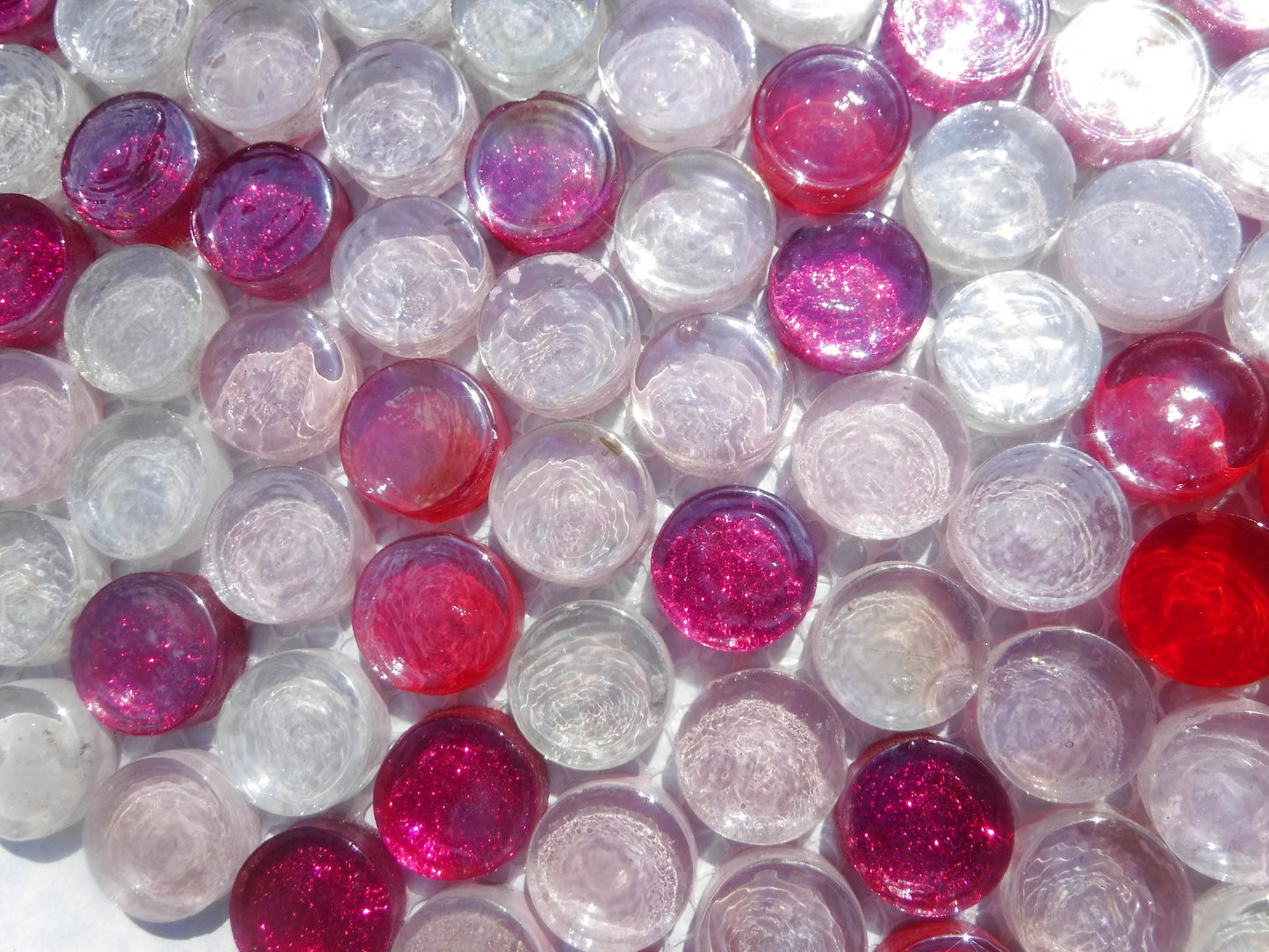 Pretty in Pink Glass Tiles - 25 Tiles in Shades of Shabby Pink - Some Glitter - 2 cm - Crystal Penny Rounds