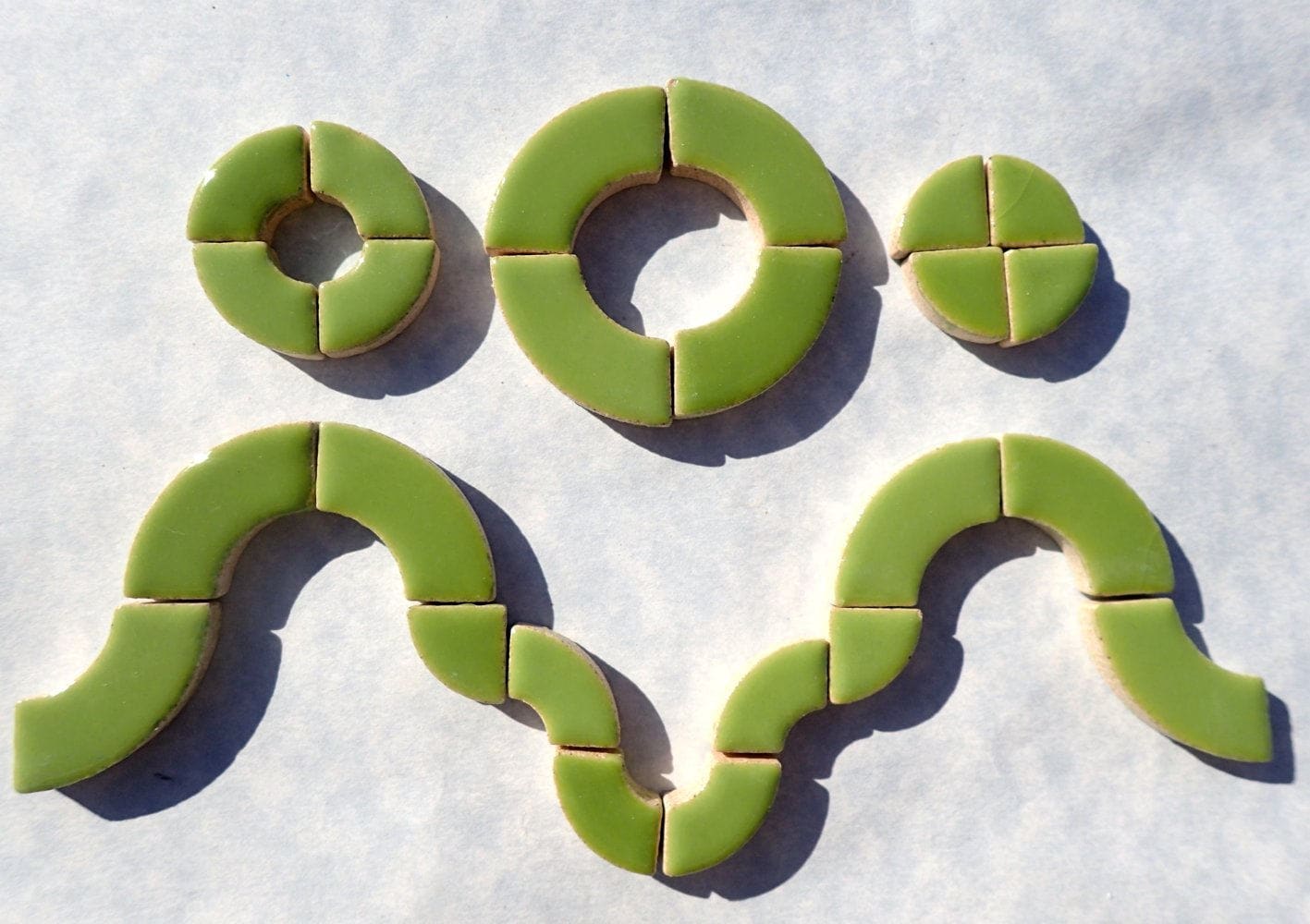 Kiwi Green Bullseye Mosaic Tiles - 50g Ceramic Circle Parts in Mix of 3 Sizes