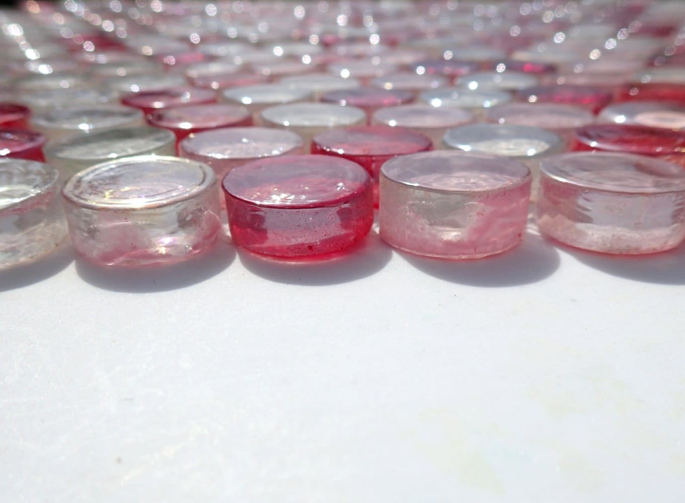 Pretty in Pink Glass Tiles - 25 Tiles in Shades of Shabby Pink - Some Glitter - 2 cm - Crystal Penny Rounds