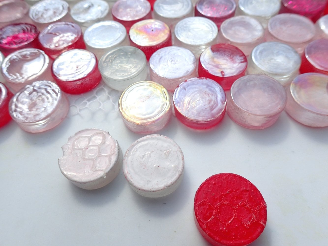 Pretty in Pink Glass Tiles - 25 Tiles in Shades of Shabby Pink - Some Glitter - 2 cm - Crystal Penny Rounds