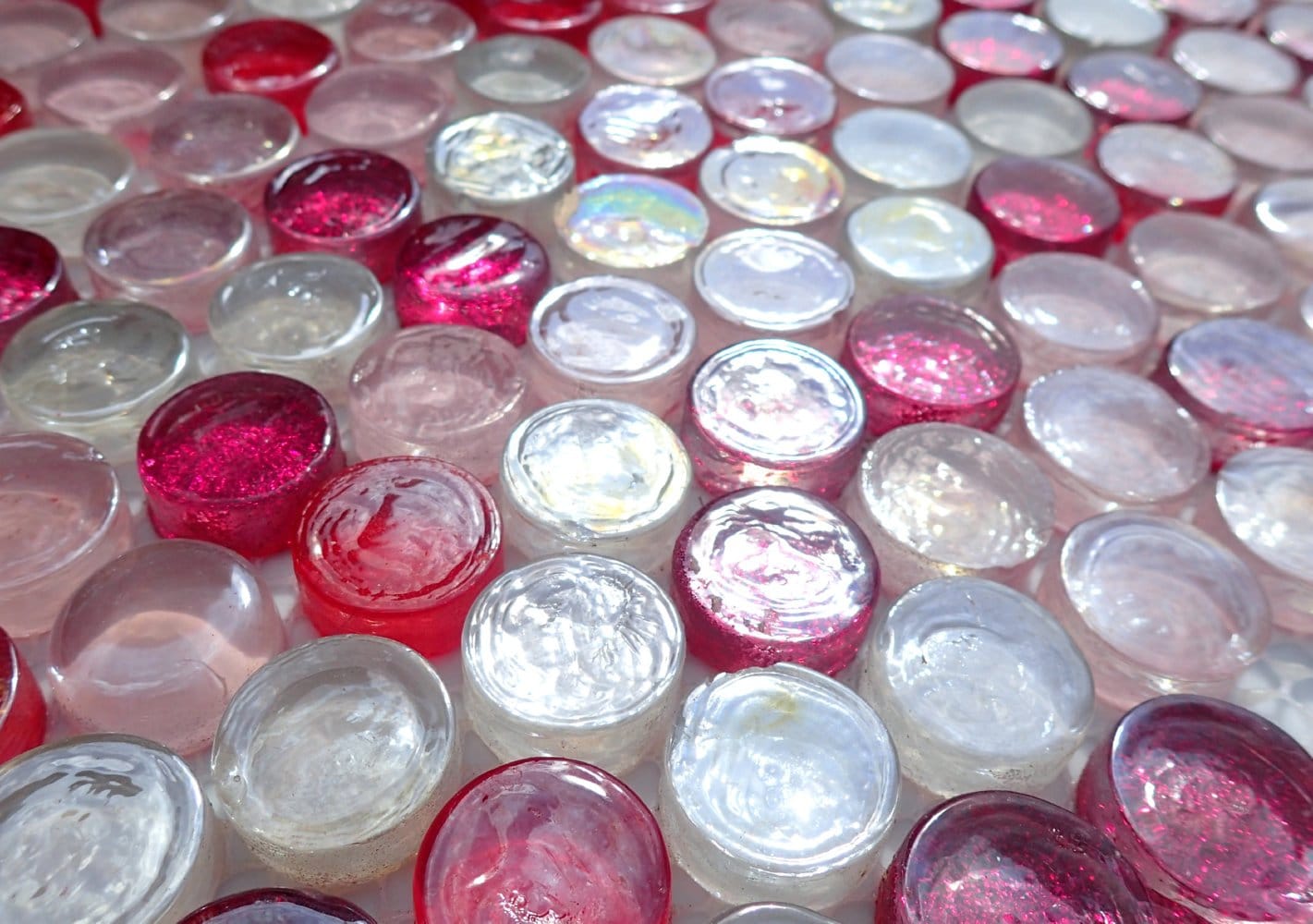 Pretty in Pink Glass Tiles - 25 Tiles in Shades of Shabby Pink - Some Glitter - 2 cm - Crystal Penny Rounds