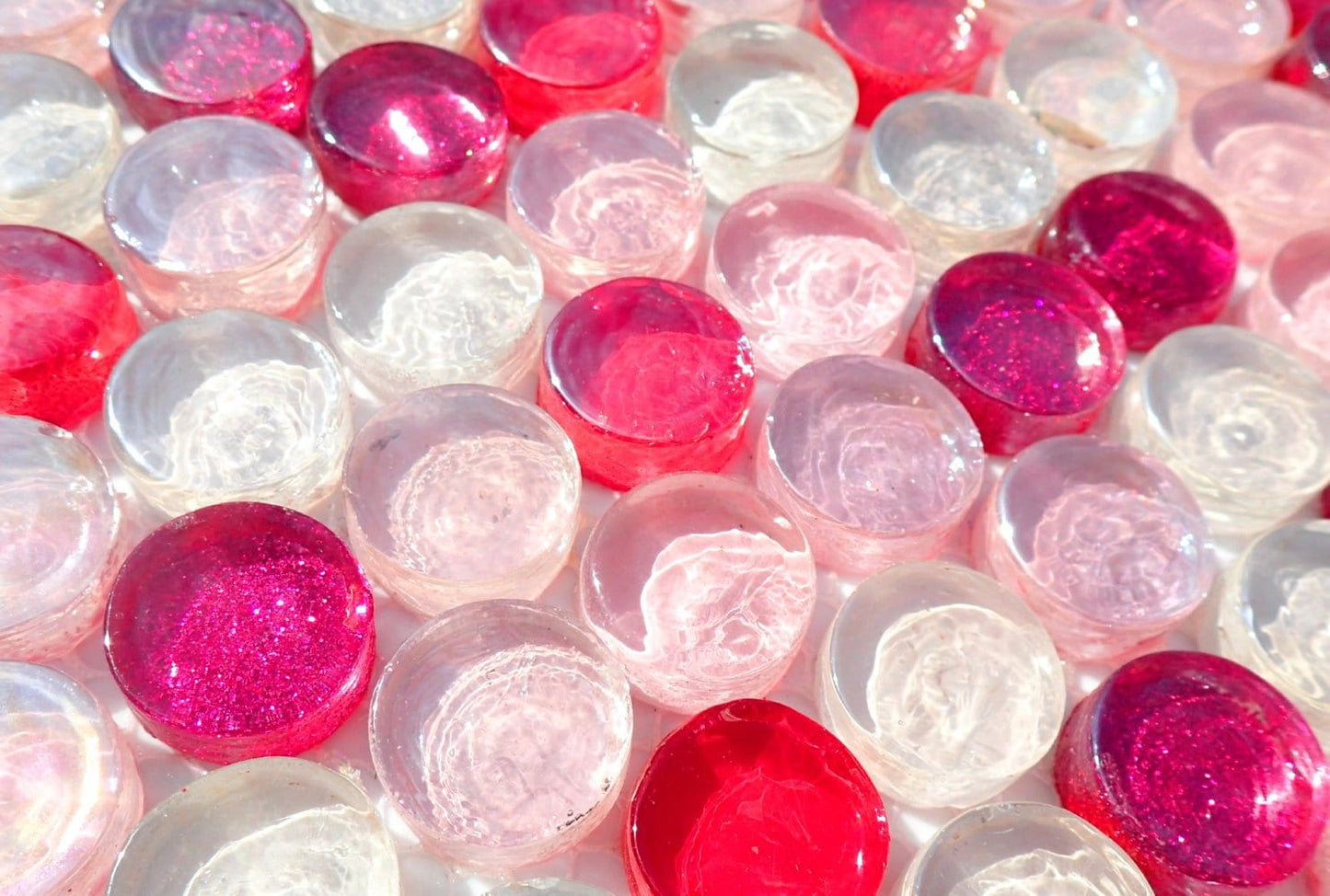 Pretty in Pink Glass Tiles - 25 Tiles in Shades of Shabby Pink - Some Glitter - 2 cm - Crystal Penny Rounds