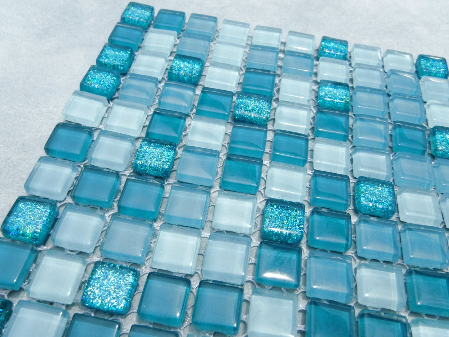 Teal Mix Glass and Glitter Tiles - 1 cm - Shades of Dark and Light Teal - 100 Tiles for Mosaic Projects and Jewelry