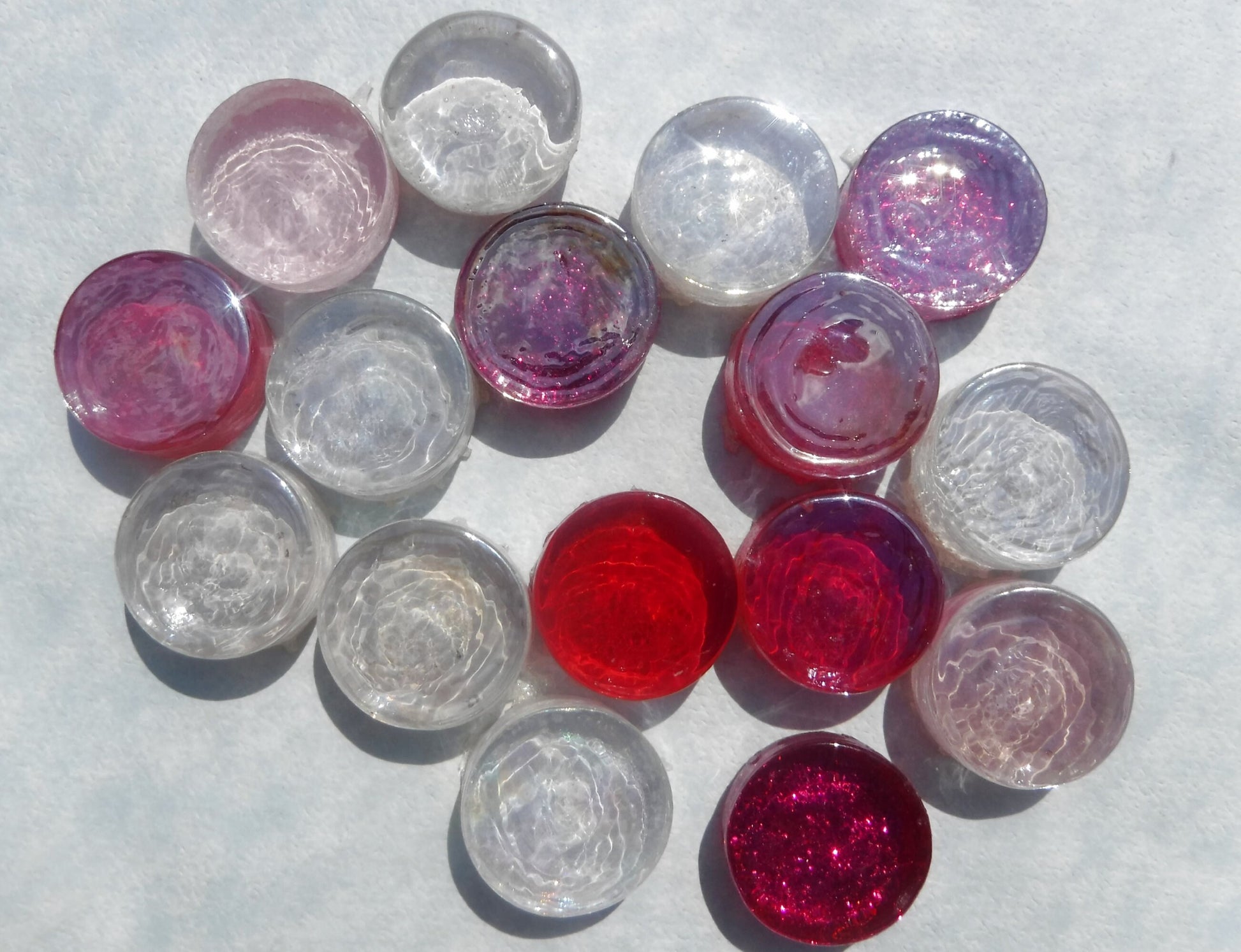 Pretty in Pink Glass Tiles - 25 Tiles in Shades of Shabby Pink - Some Glitter - 2 cm - Crystal Penny Rounds