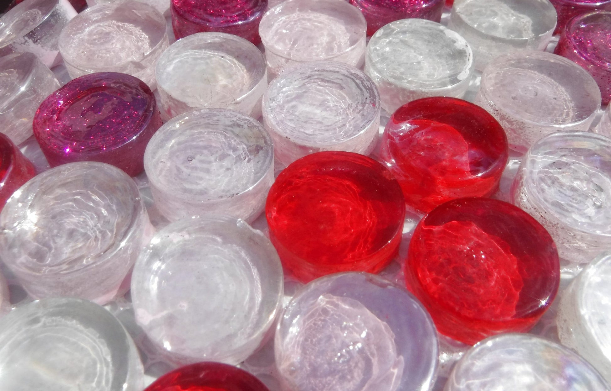 Pretty in Pink Glass Tiles - 25 Tiles in Shades of Shabby Pink - Some Glitter - 2 cm - Crystal Penny Rounds