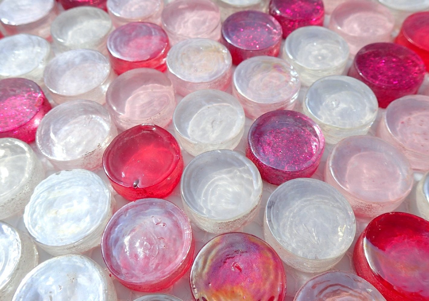 Pretty in Pink Glass Tiles - 25 Tiles in Shades of Shabby Pink - Some Glitter - 2 cm - Crystal Penny Rounds